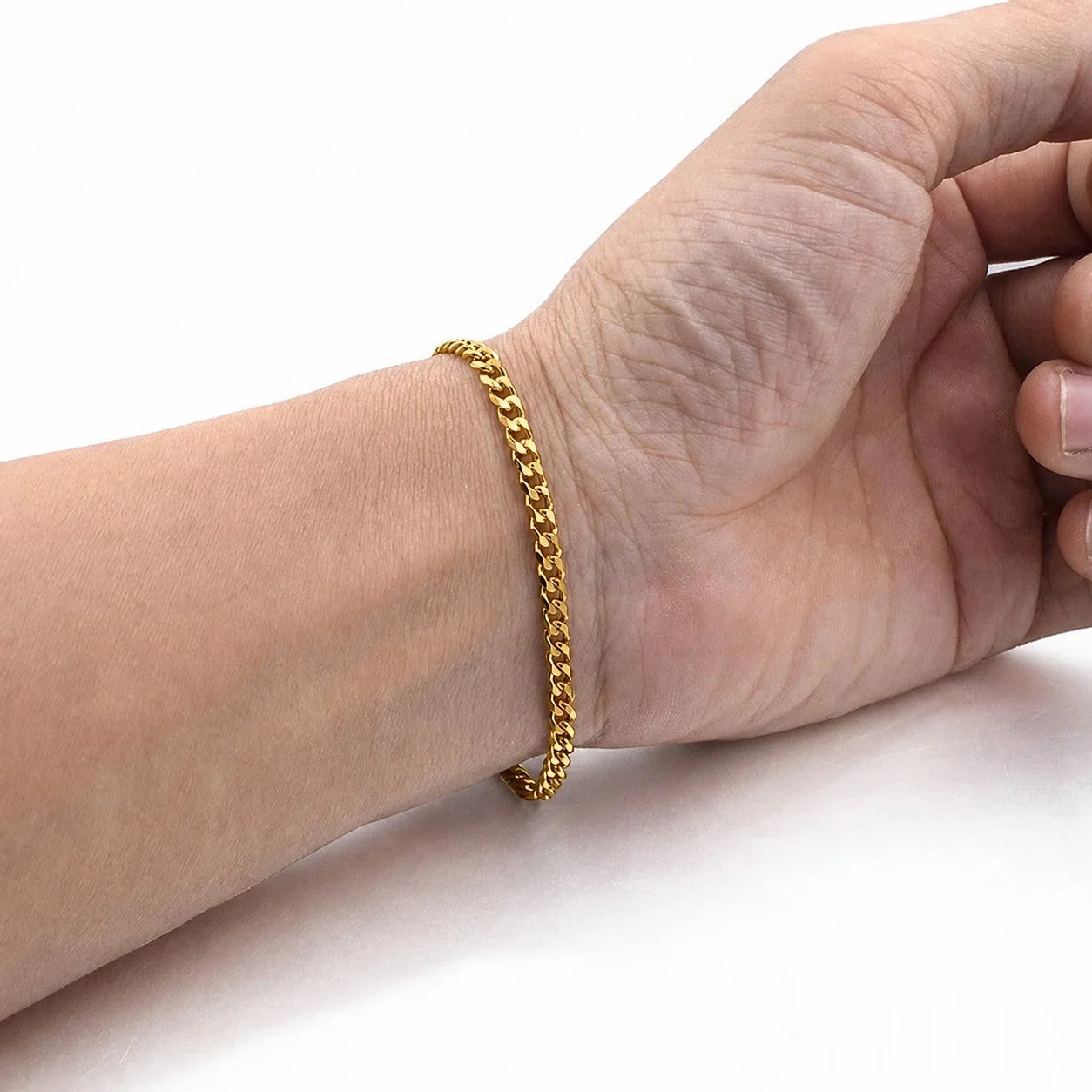 Goldfarbenes Panzerketten-Armband für Männer aus robustem Metall am Handgelenk
