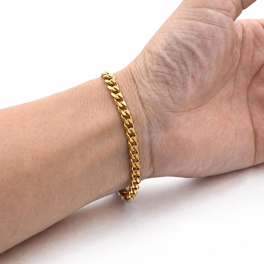 Goldfarbenes Panzerketten-Armband für Männer aus glänzendem Metall am Handgelenk
