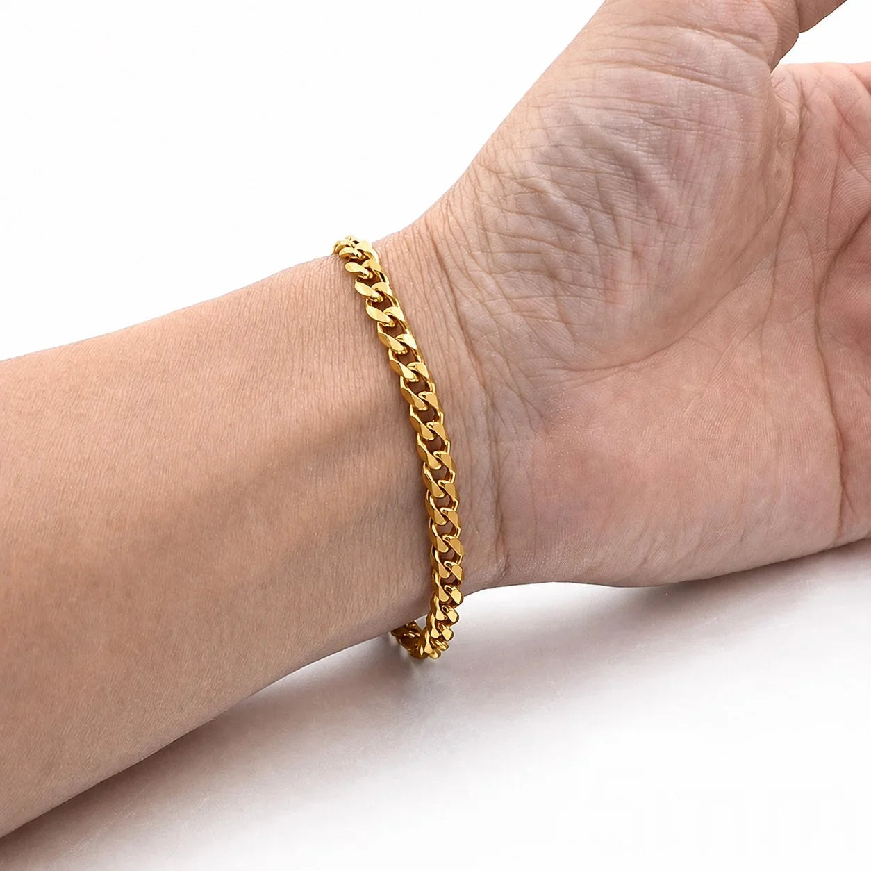 Goldfarbenes Panzerketten-Armband für Männer aus glänzendem Metall am Handgelenk