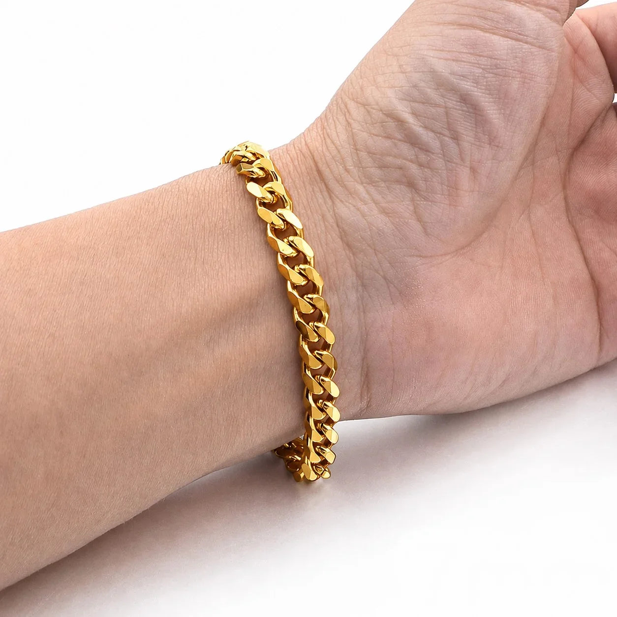 Goldfarbenes Gliederketten-Armband für Männer im massiven Curb-Design am Handgelenk