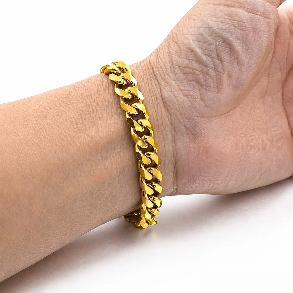 Goldfarbenes Panzerketten-Armband für Herren aus glänzendem Metall am Handgelenk
