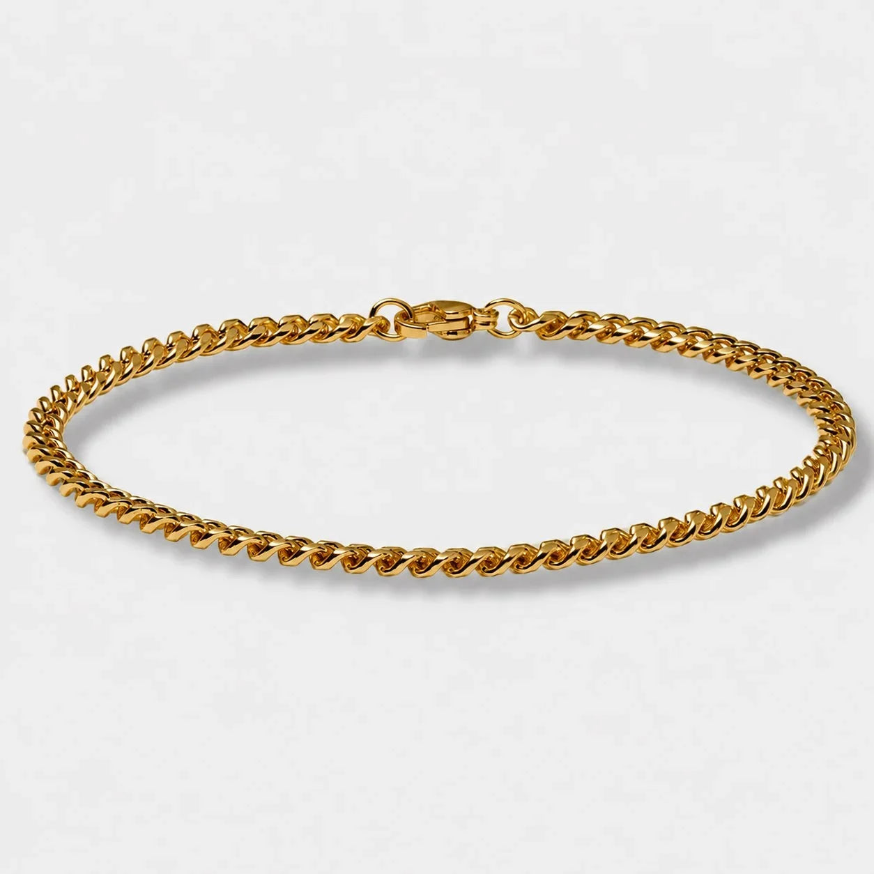 Goldfarbenes Herrenarmband mit strukturierter Gliederkette und sicherem Verschluss