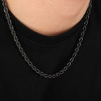 Schwarze Twist-Halskette aus Edelstahl für Männer, edles Design.