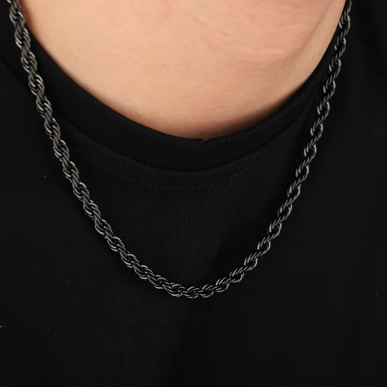 Schwarze Twist-Halskette aus Edelstahl für Männer, edles Design.