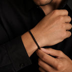 Schwarzes Kettenarmband aus Edelstahl für Männer, stilvoll am Handgelenk getragen