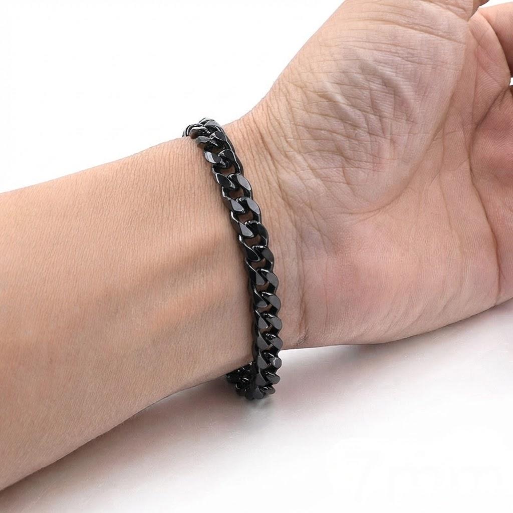 Schwarzes Herrenarmband aus Edelstahl mit massiver Kettengliederung, stilvoll am Handgelenk getragen