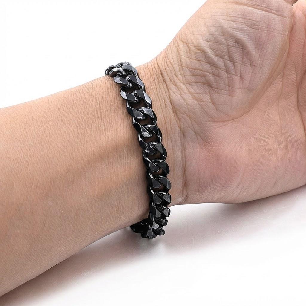 Schwarzes Herrenarmband aus Edelstahl mit facettierten Gliedern, stilvoll am Handgelenk getragen