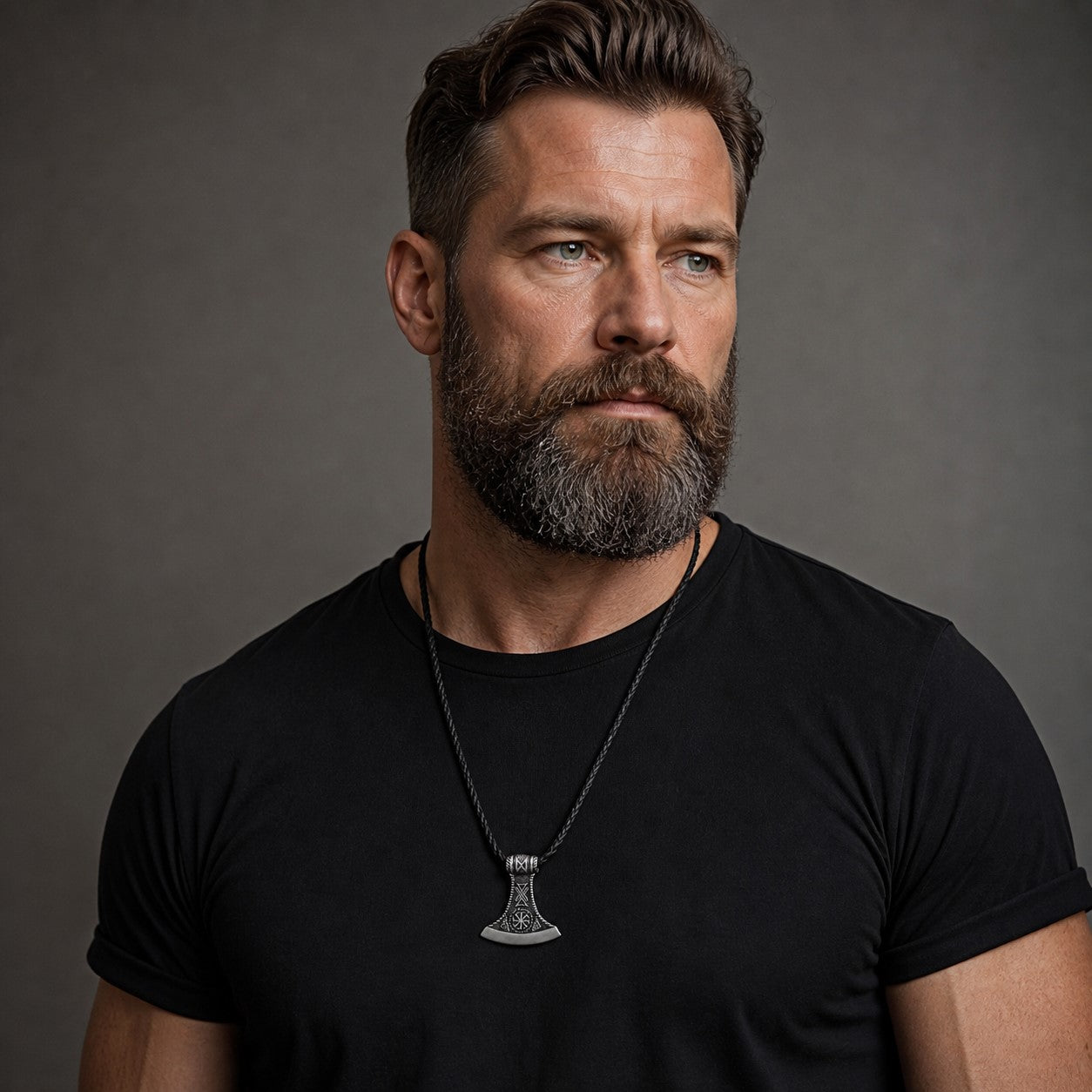 Thors Axt kette am Model - ManTrend