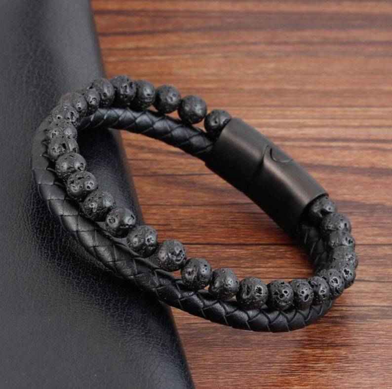 Lederarmband mit dunklem Vulkanstein - Mantrend